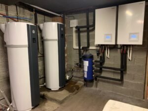 Système de chauffage avec des unités de chauffage et de stockage modernes installées dans une pièce technique.